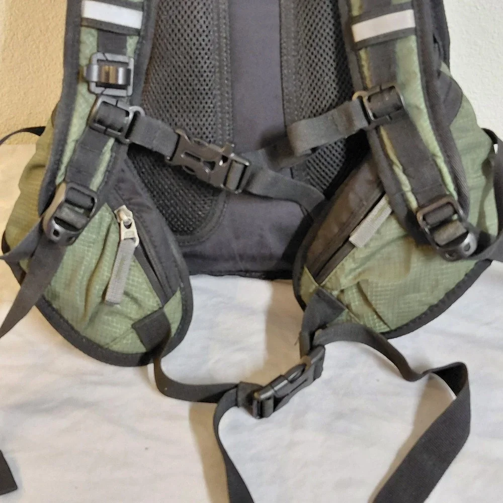 Mothybot Hydration Backpack Green Black Hiking Cycling Pack w/ 2L Water Bladder